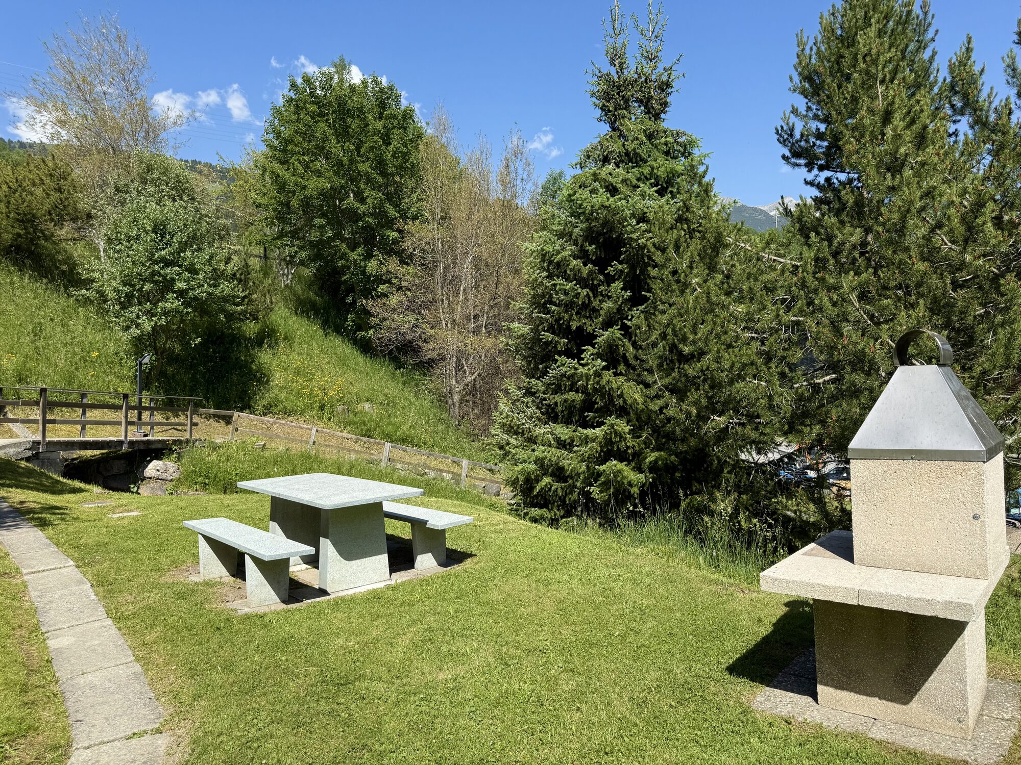 Picknickplatz mit Feuerstelle bei Sonnenschein